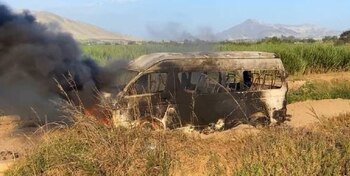 Combi quedó calcinada por extorsionadores