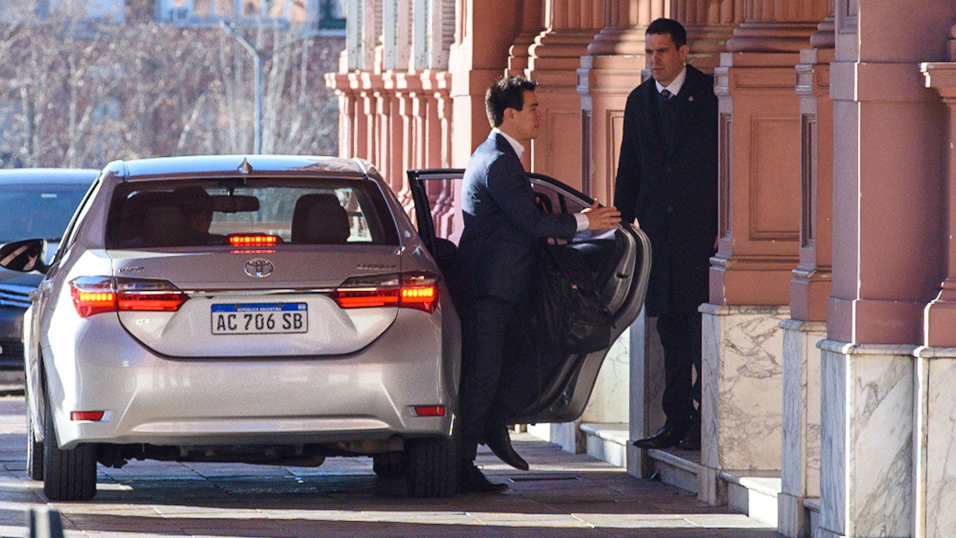Senadores llegan a la Casa Rosada para reunirse con Manuel Adorni (Fotografía: Adrián Escandar)