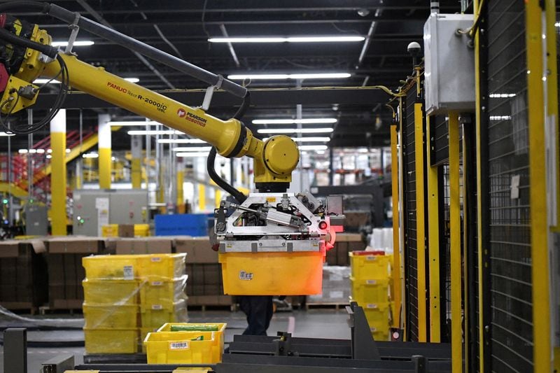 Los cobots están diseñados para trabajar junto a personas sin poner en riesgo su seguridad. (Reuters)