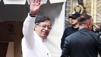 Petro enseña su voto por Cepeda y llama al respeto a la voluntad popular en las elecciones presidenciales