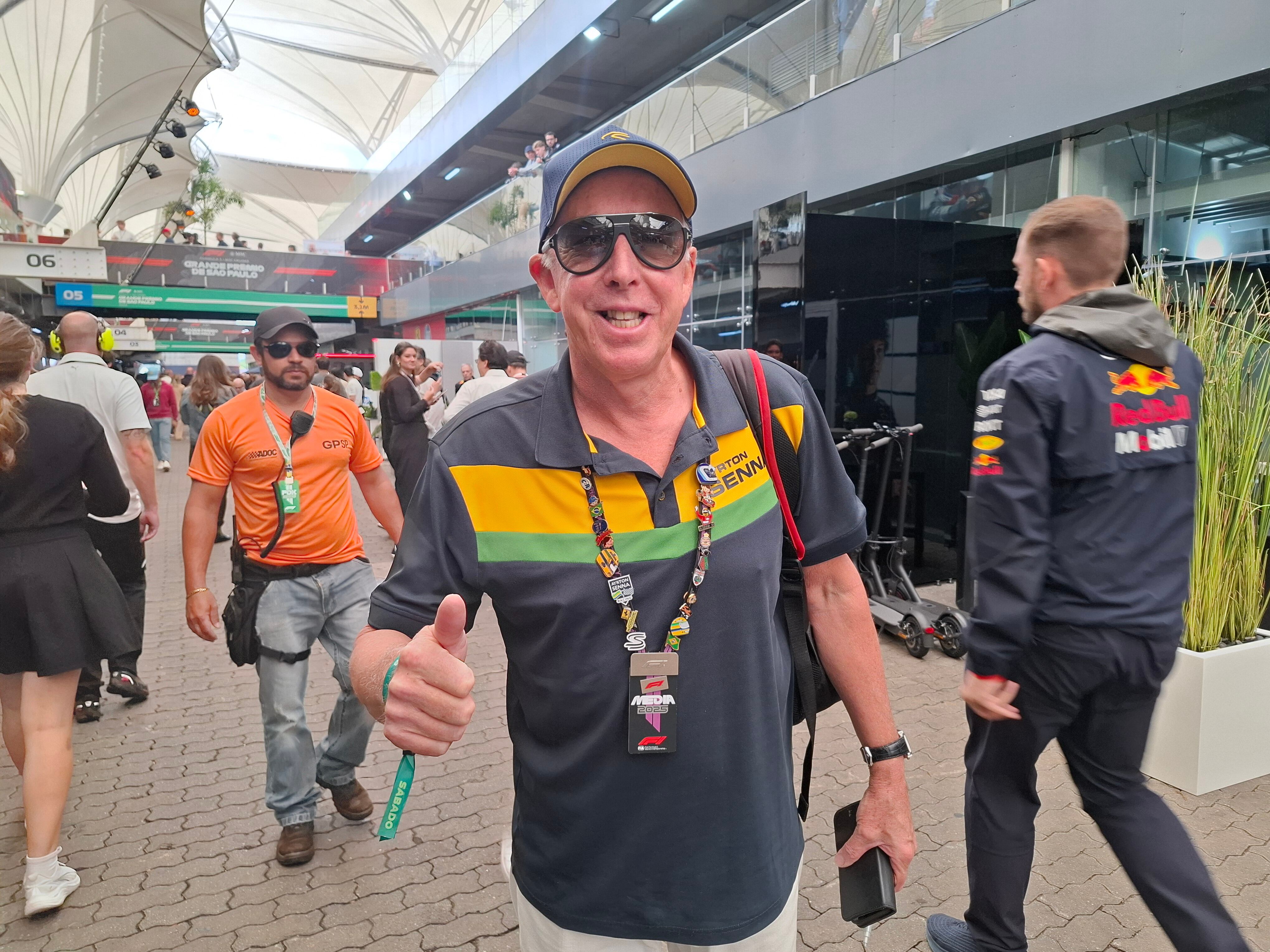 Keith Sutton posa para Infobae en los boxes de Interlagos