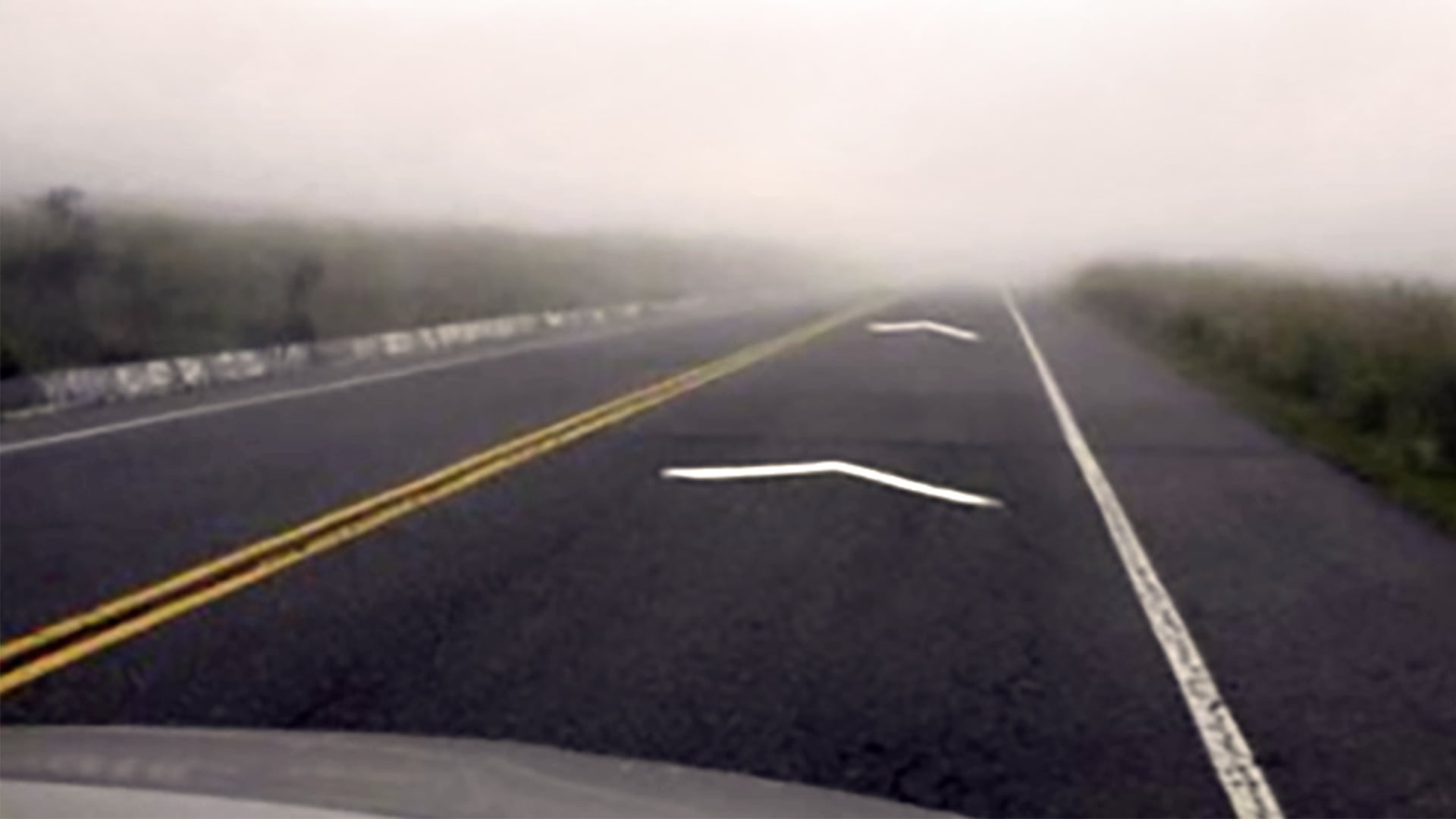Las rutas tienen marcas especiales para poder saber la densidad de la niebla y bajar la velocidad a la indicación reglamentaria
