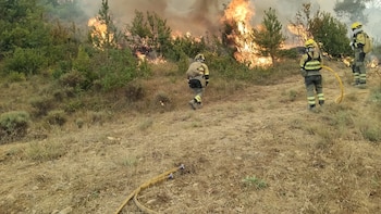 El incendio forestal de Riglos (Huesca) afecta ya a más de 15.000 hectáreas: el operativo contiene el avance hacia los núcleos urbanos tras una noche “muy compleja”