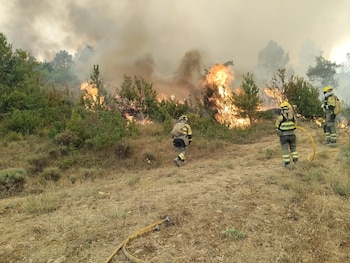 Trabajos de extinción del incendio forestal de Las Peñas de Riglos (Huesca), 14 de agosto. (Europa Press)