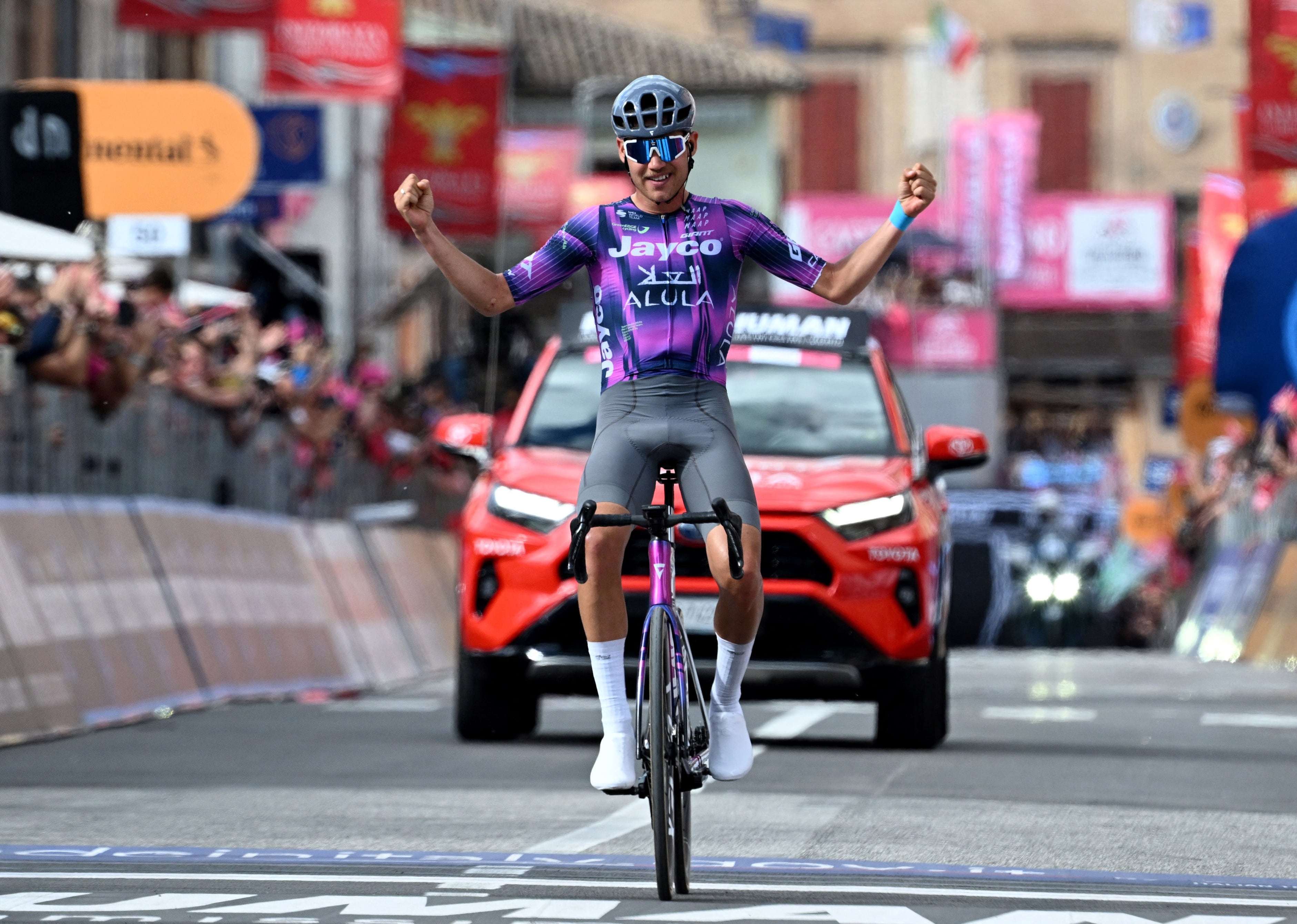 Este fue el momento cuando Luke Plapp del Jayco AlUla ganó la etapa 8 del Giro de Italia-crédito Jennifer Lorenzini/REUTERS