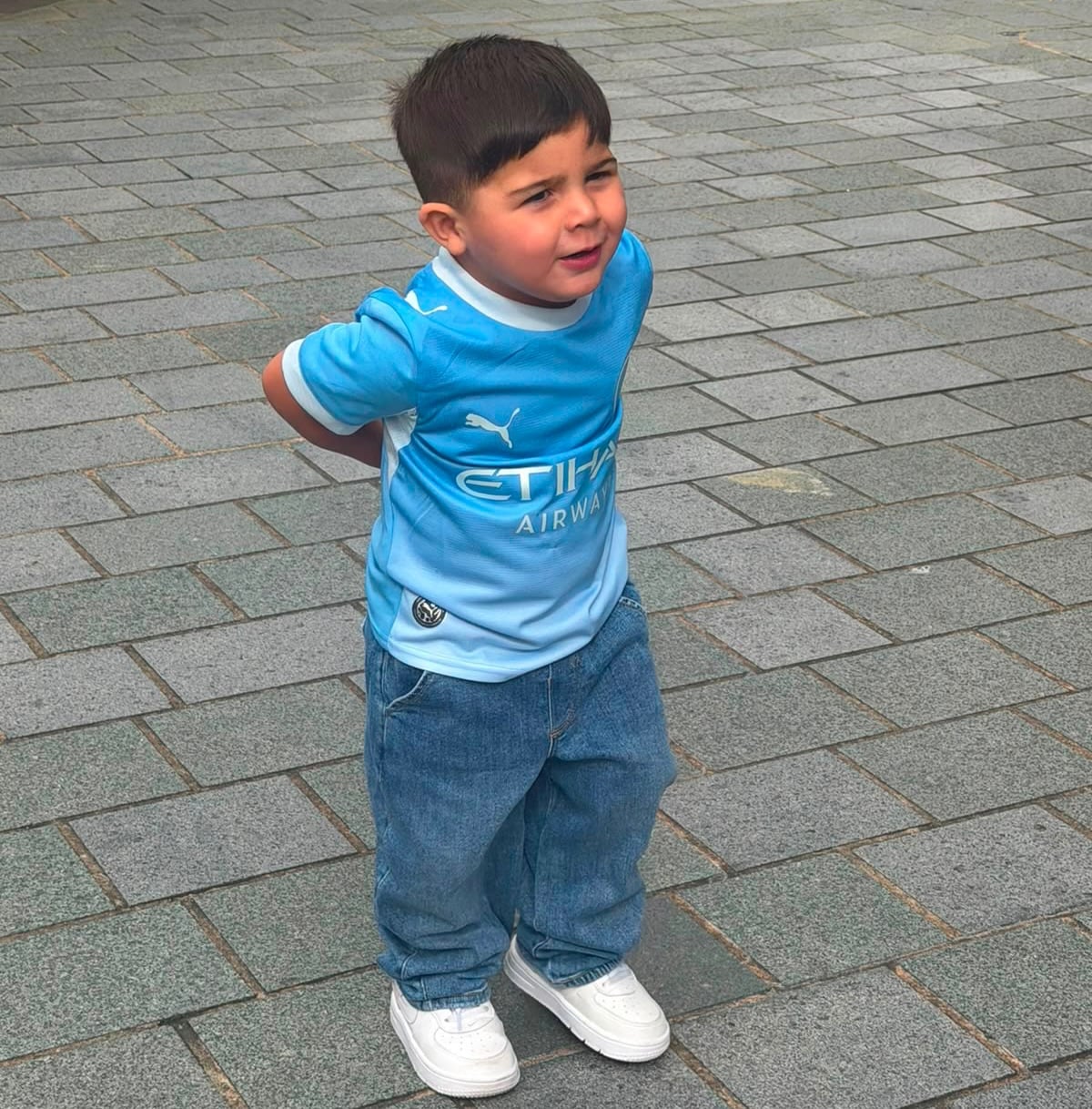 Benjamín eligió llevar la nueva camiseta de su papá en este primer partido