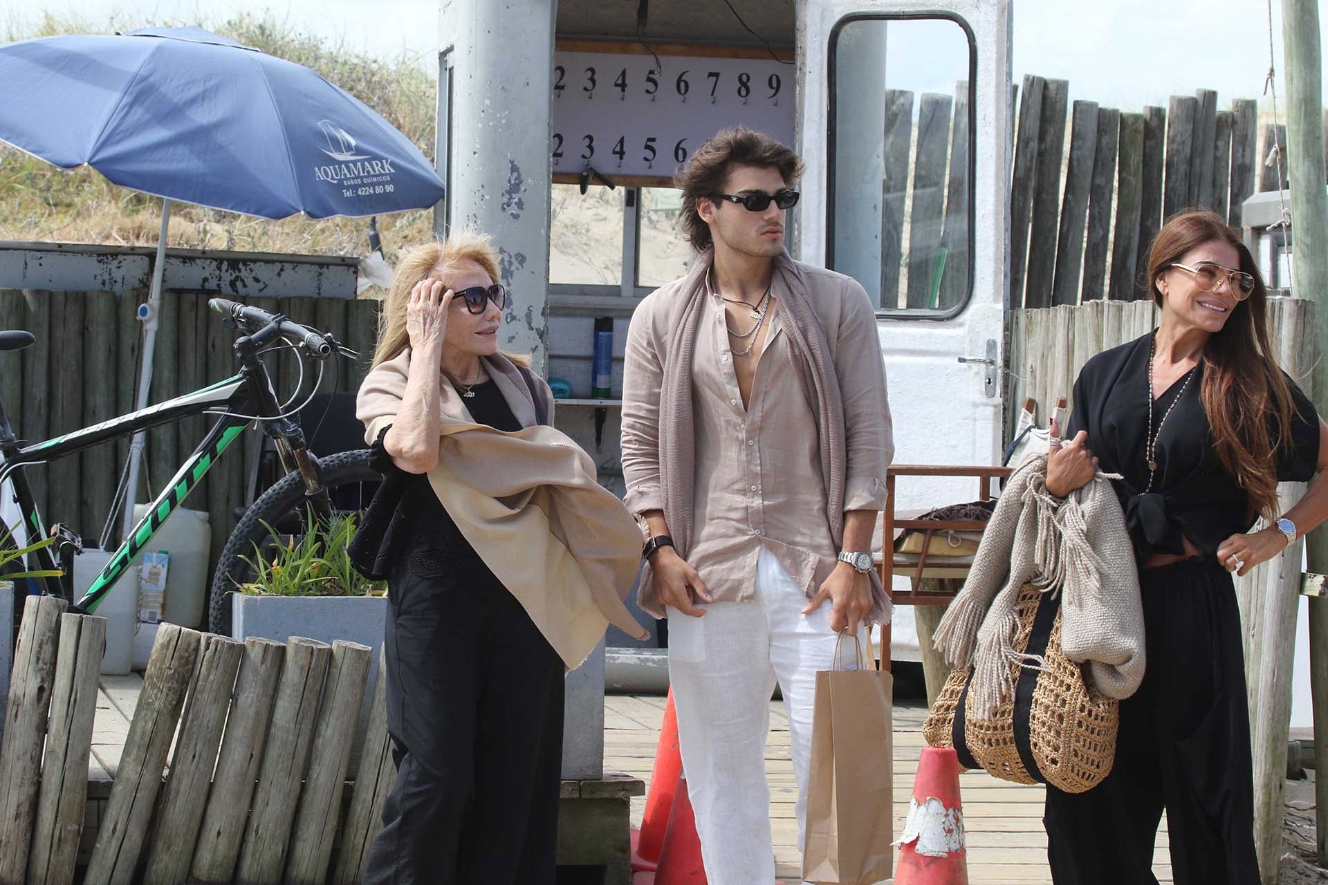 La ex primera dama fue vista en José Ignacio junto a su hija Zulemita Menem y su nieto Luca Bertoldi compartiendo un paseo relajado