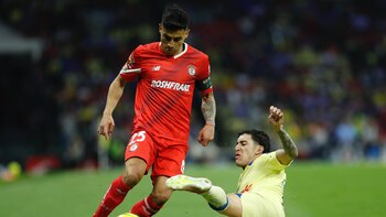 El chileno Claudio Baeza defiende