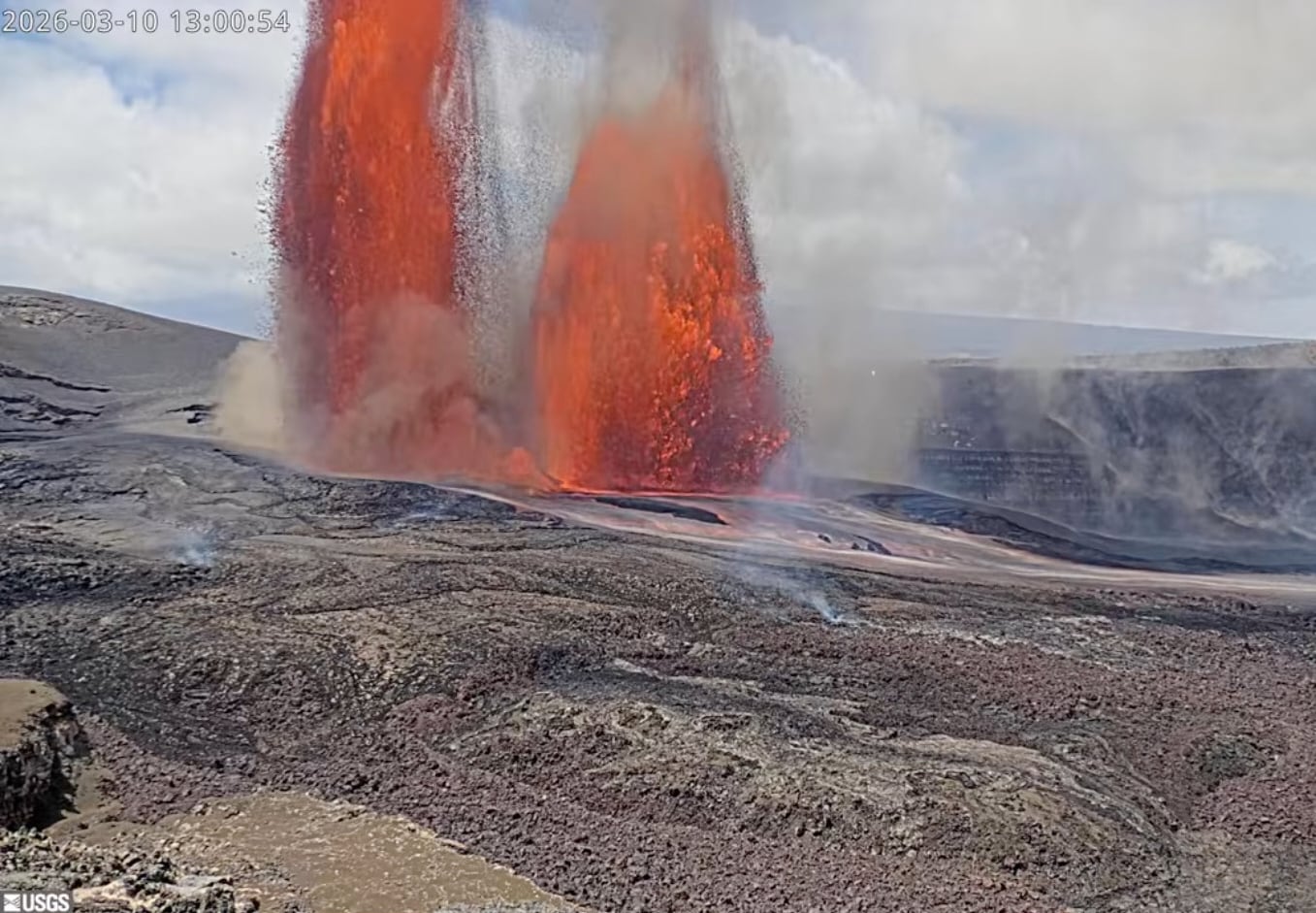 La erupción récord de Kilauea, iniciada en diciembre de 2024, sigue un patrón de episodios intensos alternados con pausas de hasta tres semanas, según monitoreo oficial. (USGS vía AP)