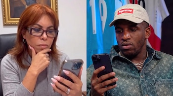 Una mujer con cabello rojizo y gafas negras mira un teléfono. Un hombre con gorra y chaqueta de denim mira otro teléfono.