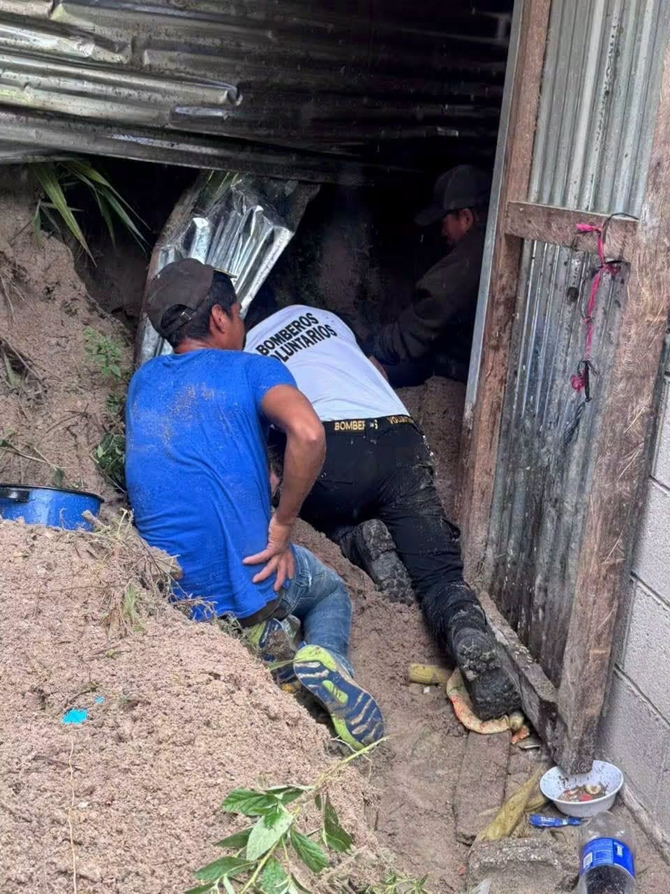 Un desprendimiento de tierra causó la muerte de dos niñas en el caserío Cocol del municipio de Joyabaj. (Bomberos Voluntarios de Guatemala)