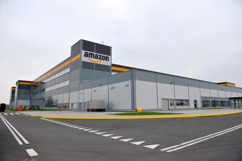 Vista de un centro de logística de la multinacional estadounidense Amazon. EFE/Marcin Bielecki/Archivo