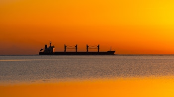 Los hutíes anuncian bloqueo a puertos sauditas y cae el tránsito en el mar Rojo