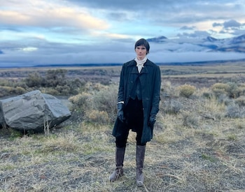 Abrigo oscuro, chaleco y botas