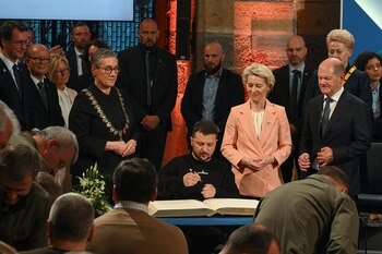 Zelensky recibió el Premio Carlomagno por defender la libertad y los valores europeos. (INA FASSBENDER/REUTERS)