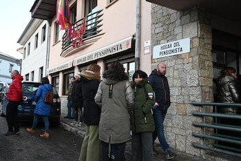 El 'Gordo' de la Lotería de Navidad dejó una lluvia de millones en Villamanín (León) con varias series del número 79.432 vendidas por la comisión de fiestas de la localidad (EFE)