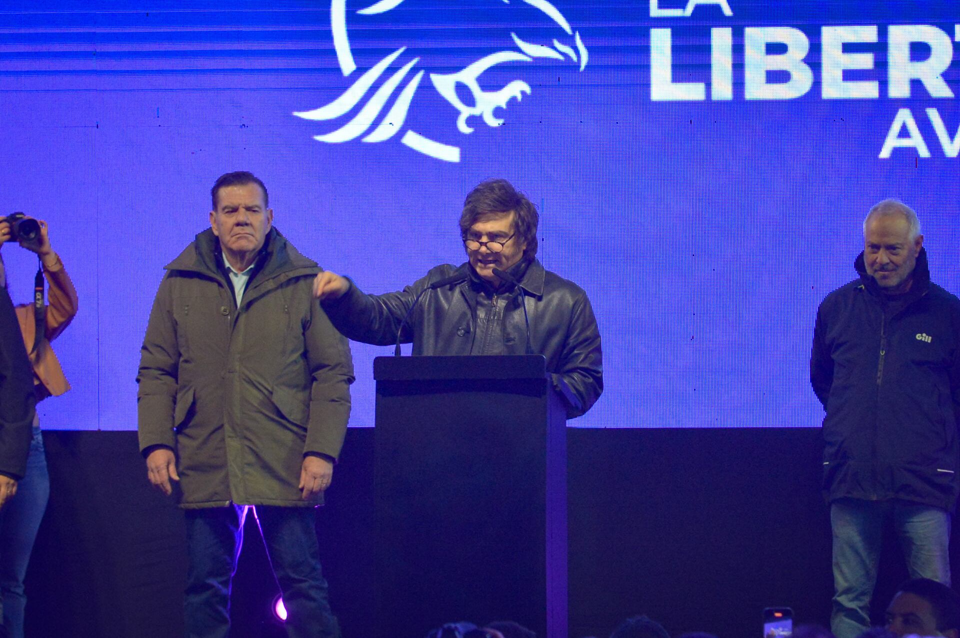 El presidente se dirigió hacia el aeropuerto, tras haber cerrado el acto de campaña en la localidad de Moreno (Jaime Olivos)