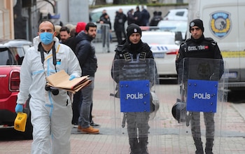 Un experto forense de la policía examina mientras la policía turca hace guardia frente a la iglesia católica italiana de Santa María. REUTERS/Dilara Senkaya