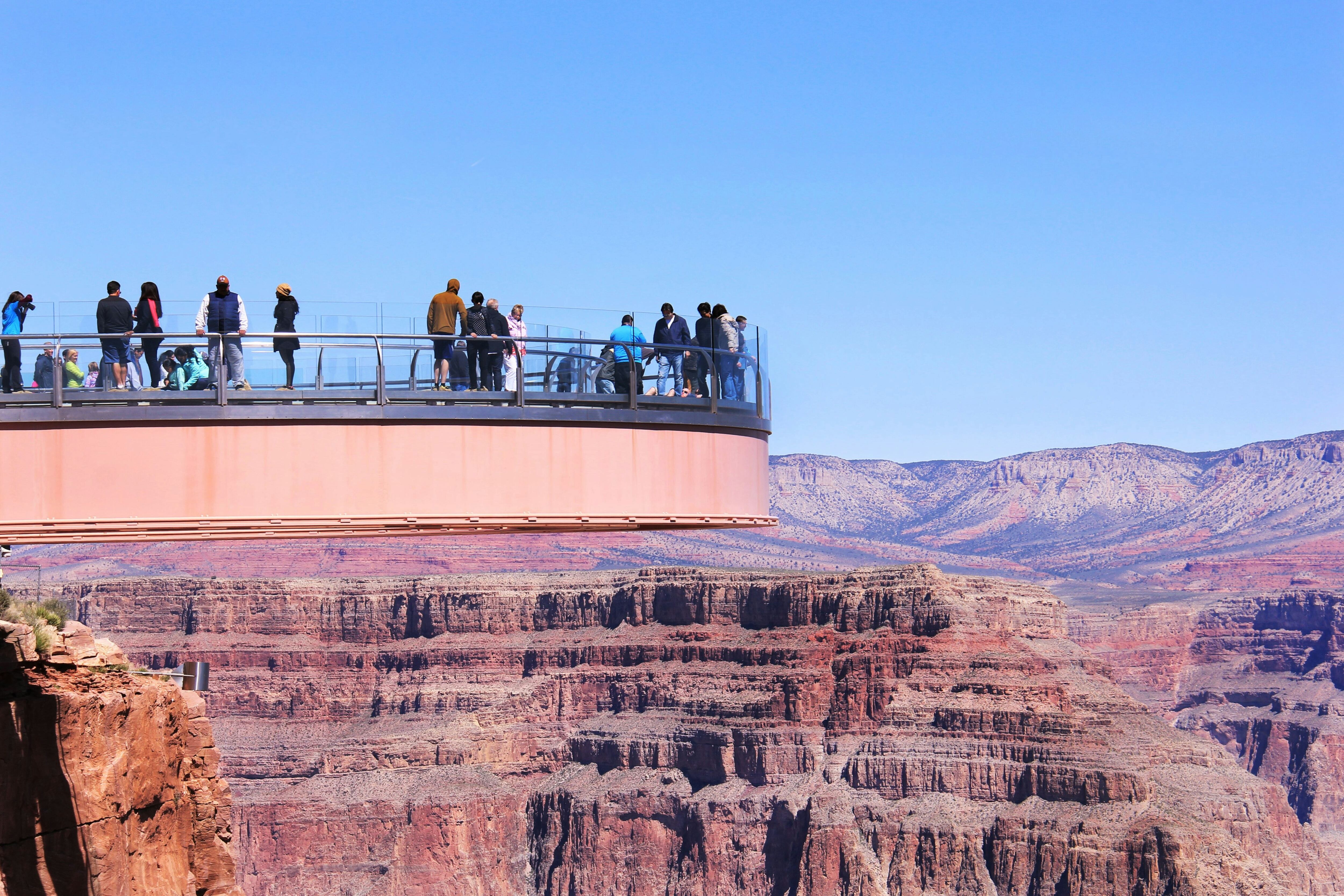 El Skywalk del Gran Cañón en Arizona se extiende más de 20 metros más allá del borde del cañón, proporcionando una vista única del río Colorado (Unsplash)