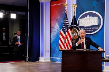 El presidente Joe Biden presentando