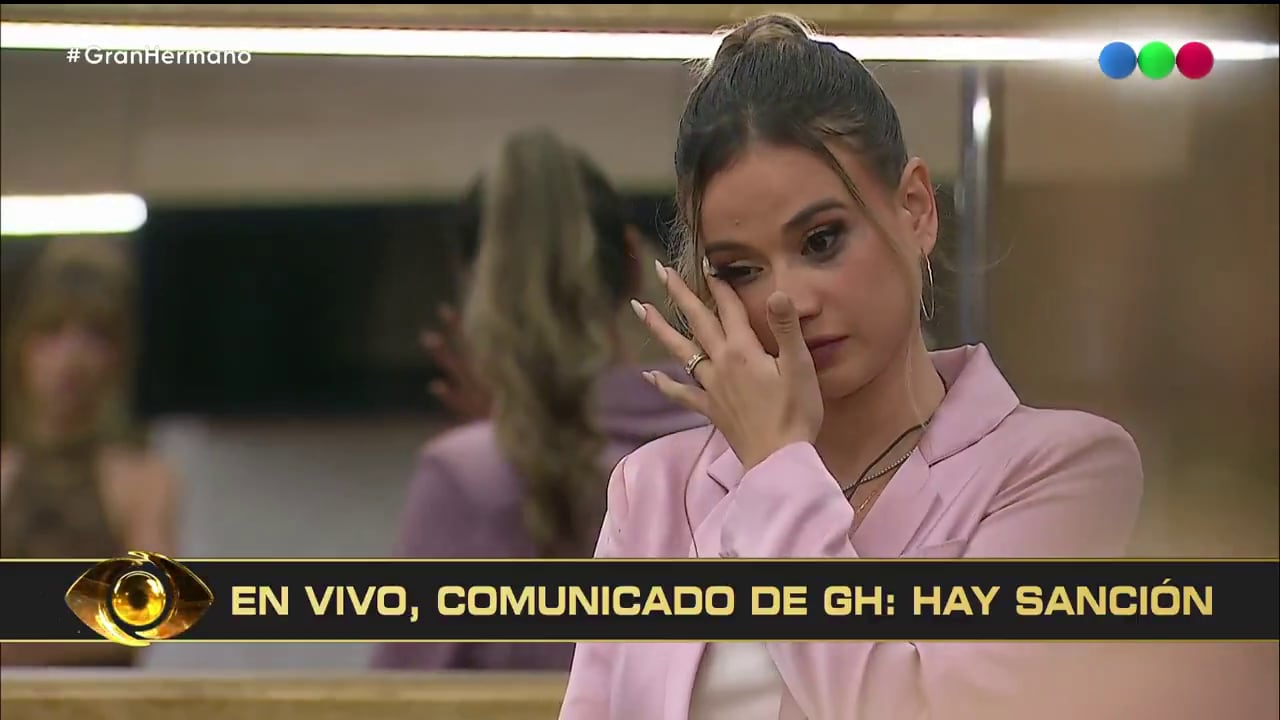 Cinzia se muestra afectada durante el anuncio en vivo de una sanción por parte de Gran Hermano
