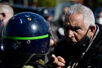 Trabajadores de la Uocra reclaman por el ingreso del Pata Medina al acto en Ensenada