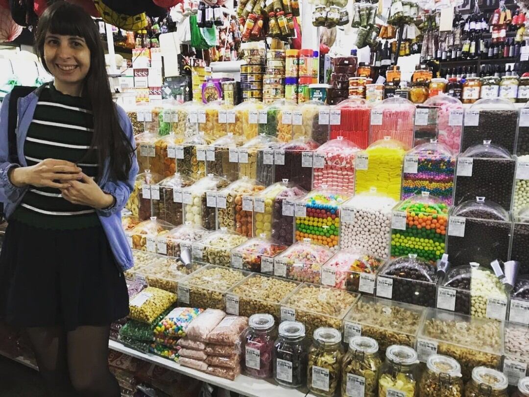 Cada vez que viaja por el mundo, Naná recorre tiendas de golosinas para explorar diferentes sabores
