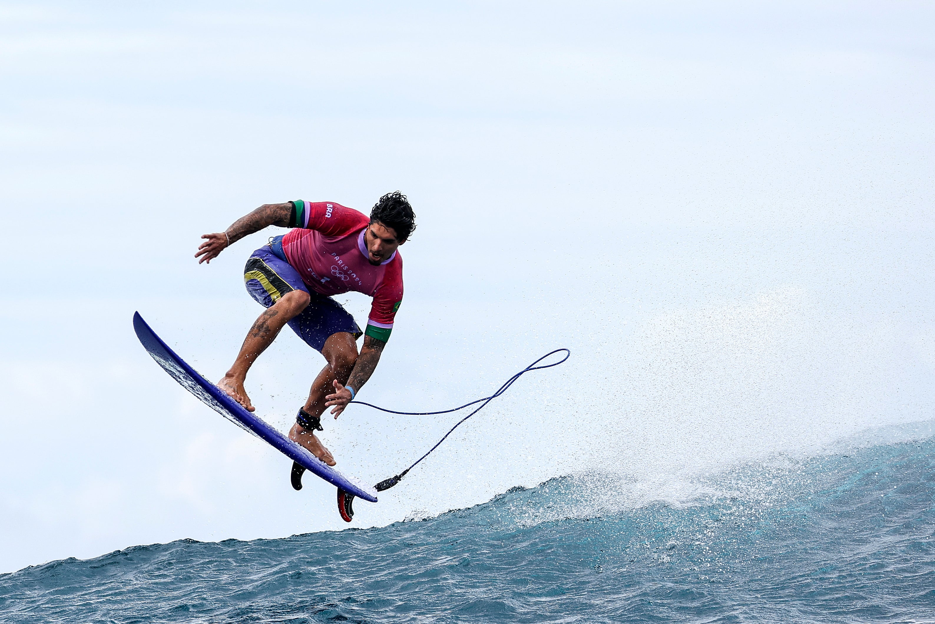 Kelly Slater volvió a competir en Teahupo’o a los 54 años y logró una puntuación casi perfecta frente a Gabriel Medina, surfista de 32 años y tres veces campeón mundial (EFE)