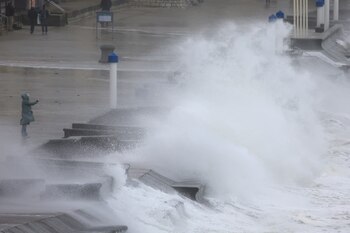Una persona observa la embestida