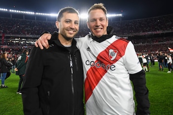 Stefano Di Carlos junto a