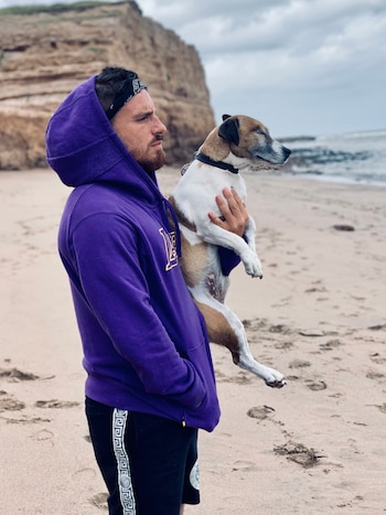 Kike, en brazos de Fede Bal frente al mar, con los ojos cerrados y el viento en la cara