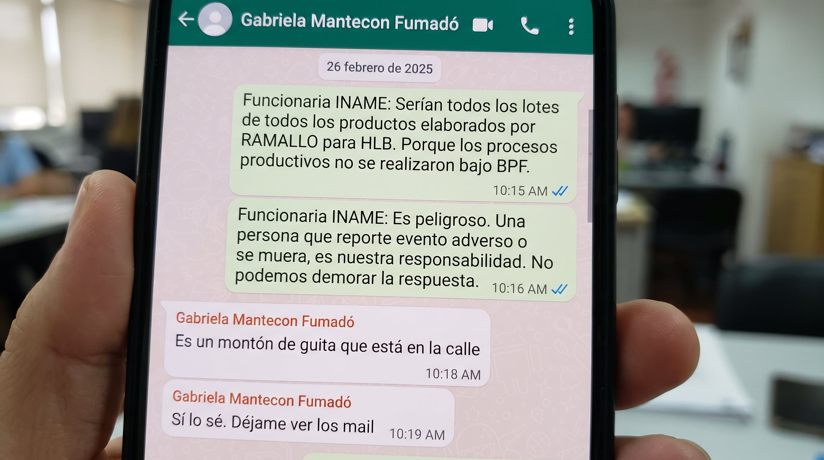 Un diálogo de WhatsApp del 26 de febrero de 2025 muestra a una funcionaria del INAME advirtiendo sobre la peligrosidad de productos elaborados por RAMALLO para HLB, sin BPF. (Imagen Ilustrativa Infobae)