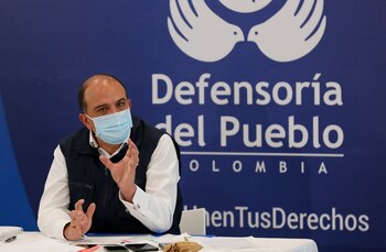 El Defensor del Pueblo, Carlos Camargo Assis, indicó que, “Hoy quiero llamar la atención del país porque en el 2023 fueron 54.665 personas las que debieron abandonar sus hogares como víctimas de este flagelo, en 17 departamentos” - crédito Mauricio Dueñas Castañeda/EFE