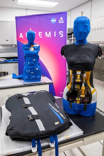 El chaleco AstroRad redujo hasta un 60% la radiación en simulaciones de tormentas solares basadas en datos de Artemis I y la cápsula Orion (Kim Shiflett/NASA vía AP)
