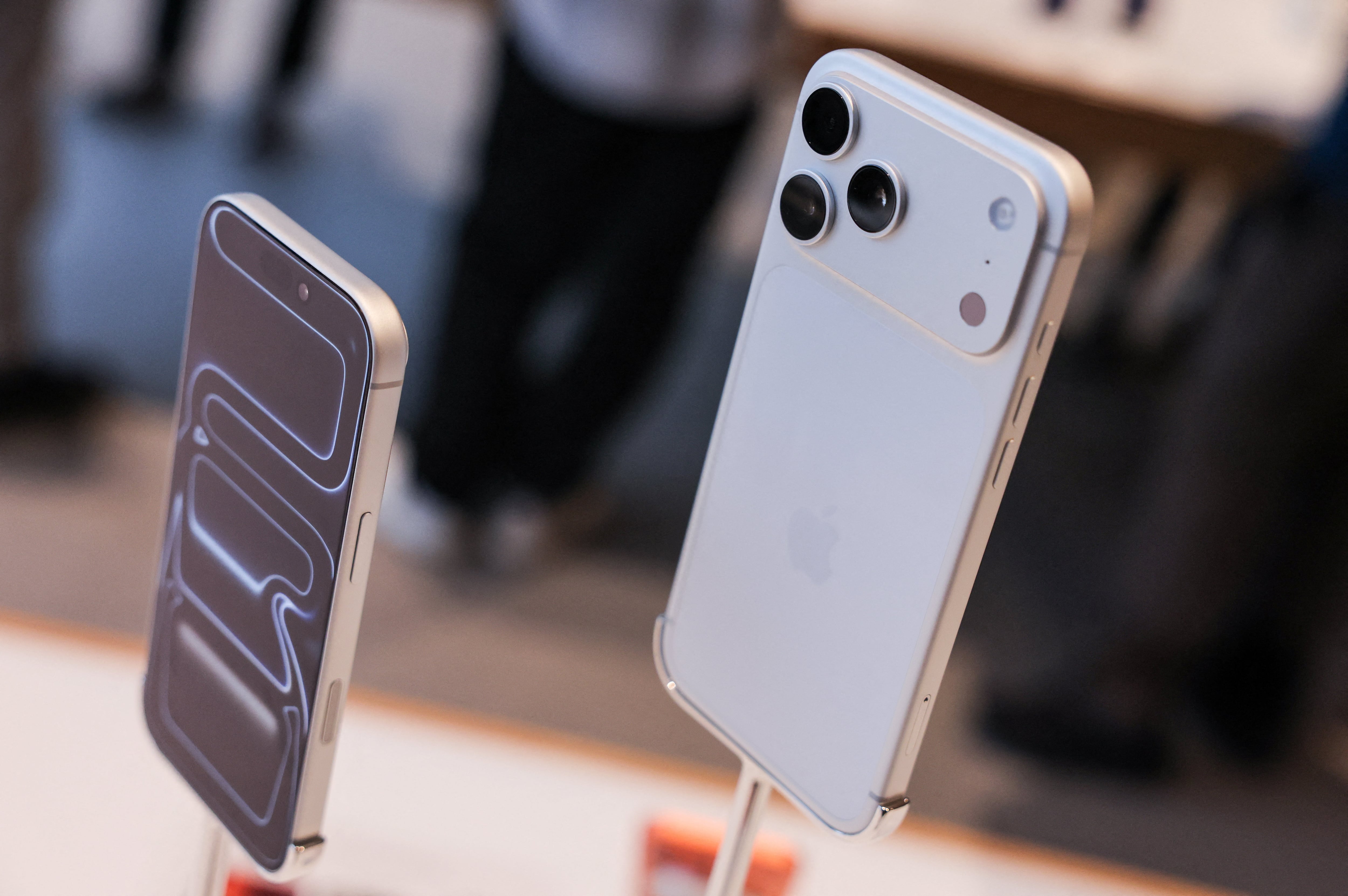La Dynamic Island podría achicarse cerca de un 25% por cambios en Face ID. REUTERS/Maxim Shemetov