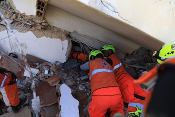 La misión incluyó la recuperación de una víctima atrapada entre los escombros del edificio Marina Place y el apoyo a las labores humanitarias en La Guaira. Tomada de la Presidencia