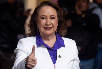 Yasmin Esquivel felicitó este 5 de junio a Hugo Ortiz, quien encabeza los resultados de la votación judicial. REUTERS/Quetzalli Nicte-Ha