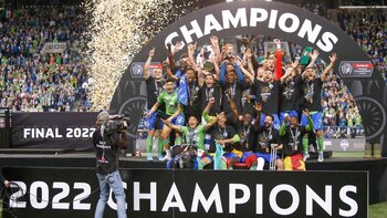 Con tres colombianos en su