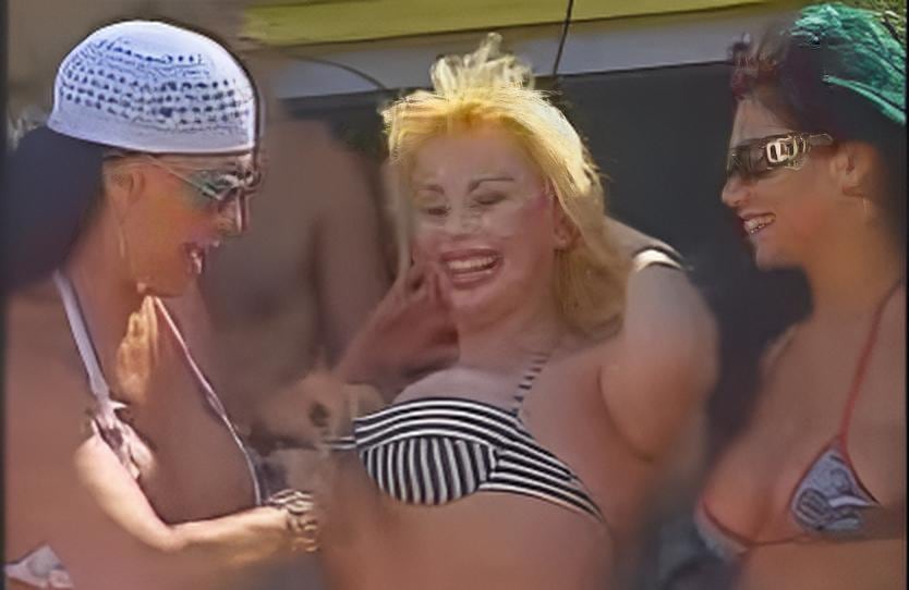 Flavia Miller en el corte de corpiño de Playa Franka con Moria Casán