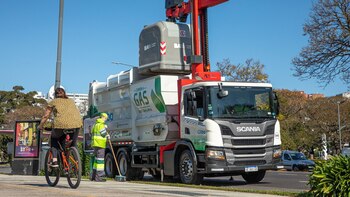 La basura debe colocarse en