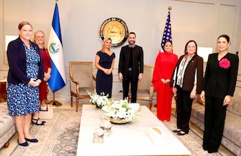 Sarah B. Rogers, subsecretaria de Estado de Estados Unidos para Diplomacia Pública, se reunió este viernes con el presidente salvadoreño Nayib Bukele y calificó el encuentro como “fantástico” en un mensaje publicado en la red social X.