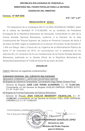 Documento oficial impreso con membrete del Gobierno de Venezuela, texto con nombres resaltados, un sello oficial y una firma al pie