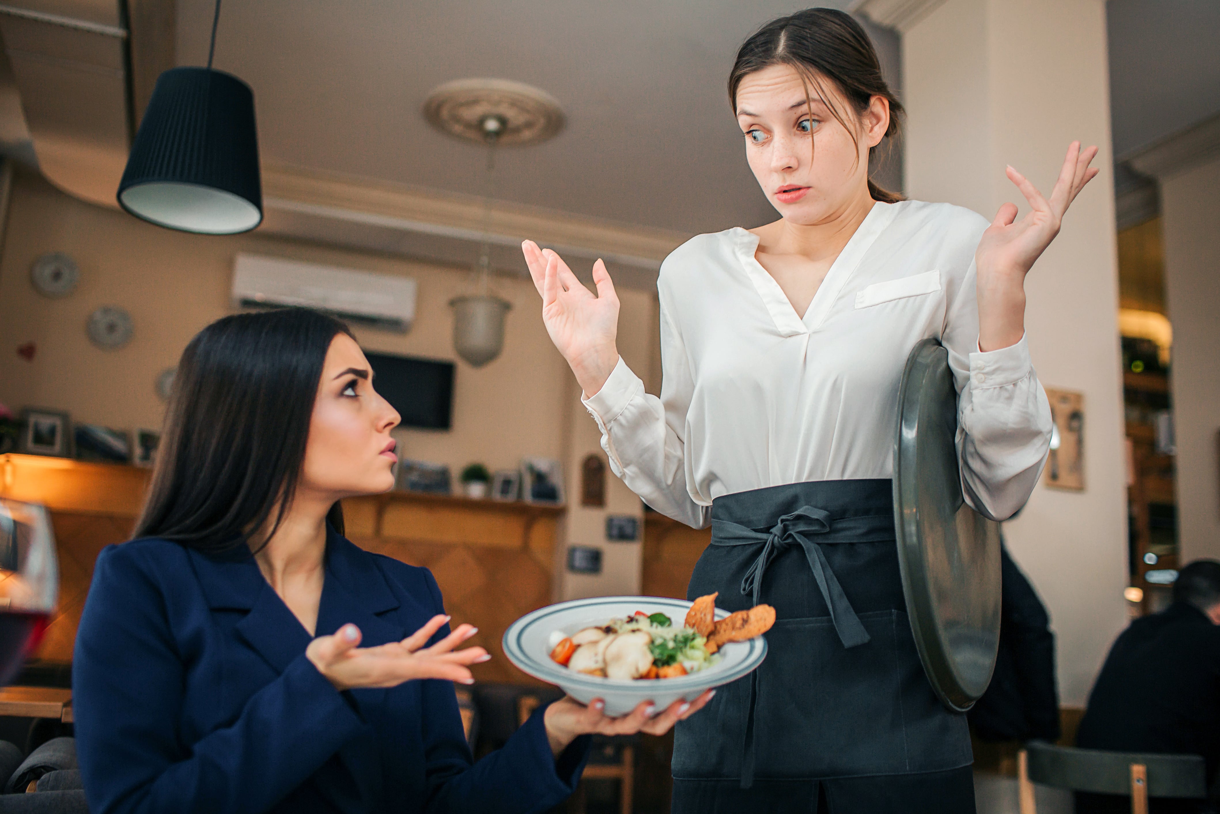 El 68% de la Generación Z cree que los restaurantes descuidan más la seguridad alimentaria que los de servicio completo (Adobe Stock)