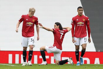 Edinson Cavani celebra su gol,