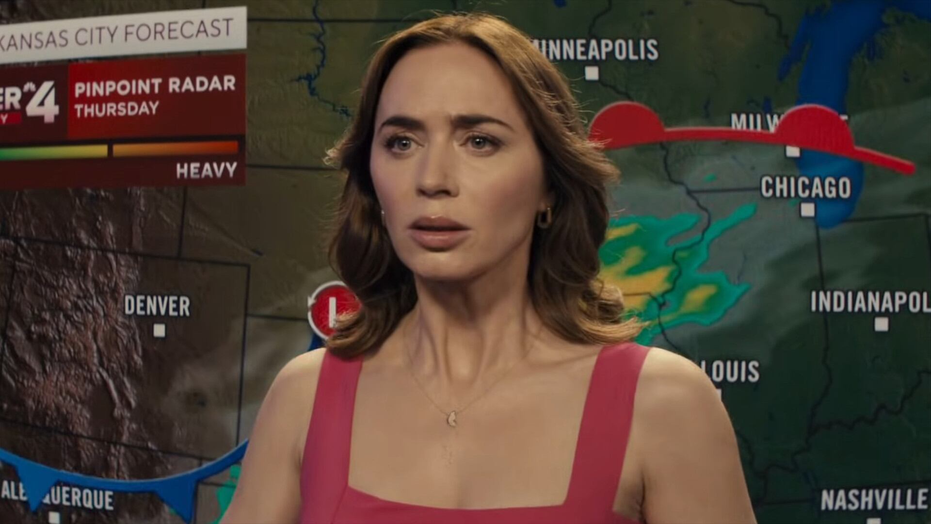Emily Blunt sin saber por qué, emitirá unos sonidos guturales en directo en televisión que son un mensaje de los extraterrestres.