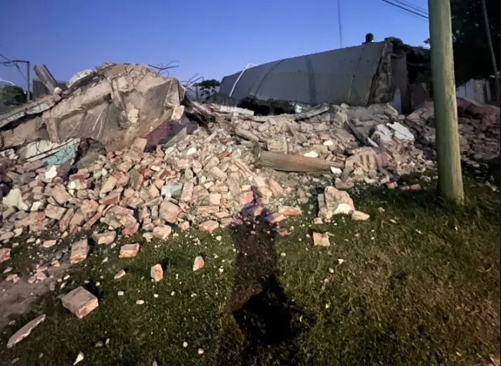 Bomberos y personal de emergencias trabajaron en la zona durante varias horas para asegurar la estructura