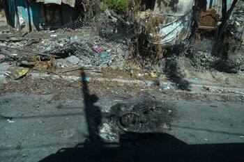 El cuerpo que fue quemado yace en una carretera en Puerto Príncipe, Haití (Foto AP/Odelyn Joseph)