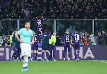 Foto de archivo ilustrativa de los jugadores de la Fiorentina celebrando un gol ante Inter de Milán por la Serie A.
Dic 15, 2019 REUTERS/Jennifer Lorenzini