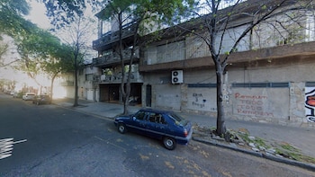 Femicidio en Rosario: apuñaló a una joven en su departamento, la enrolló en una sábana y huyó