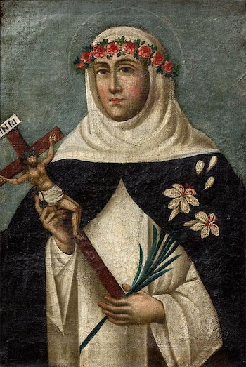 Pintura de una mujer con hábito blanco y negro, velo, corona de rosas rojas, que sostiene un crucifijo en una mano y lirios en la otra